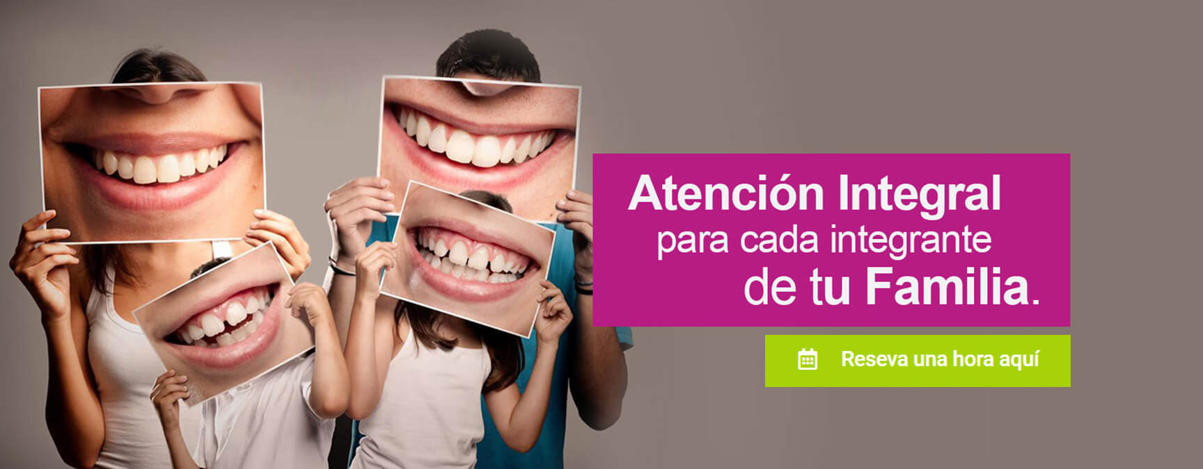 Familia sosteniendo fotografías de sonrisas frente a sus rostros