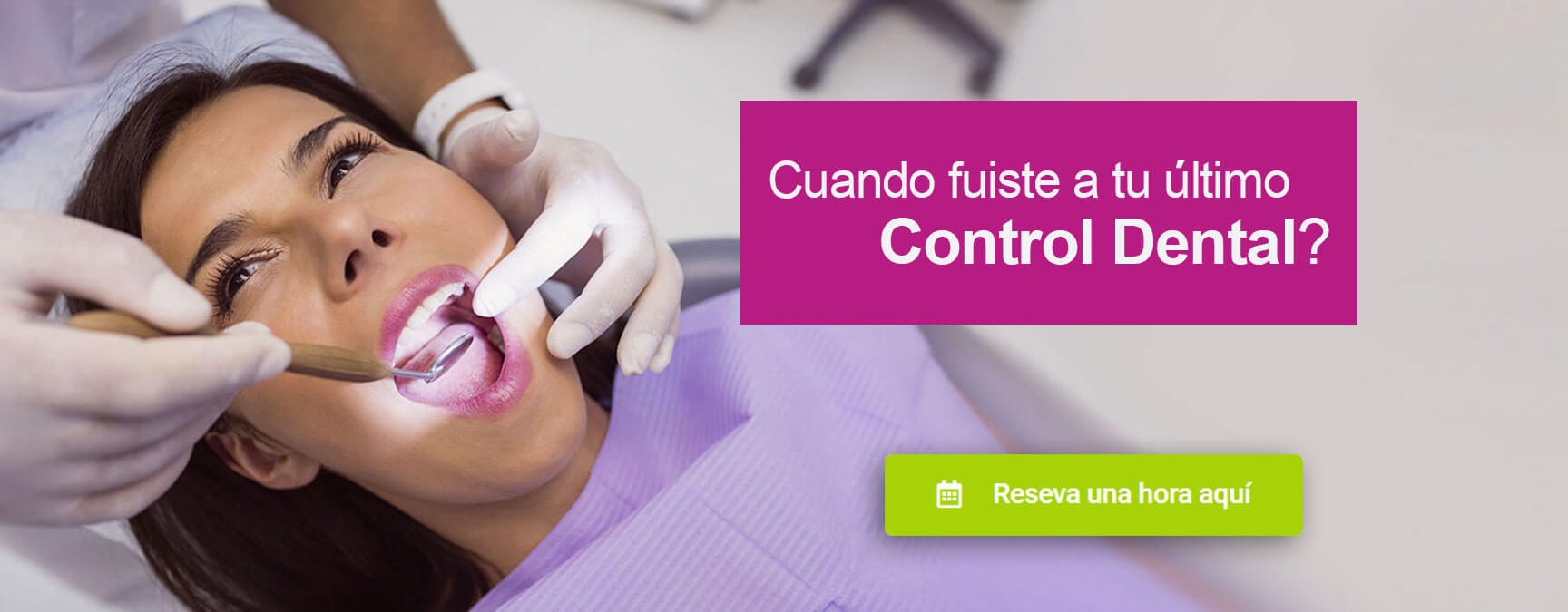 Paciente durante un control dental con espejo bucal
